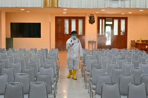 AFP Désinfection dans une église à Jakarta le 16 mars 2020 © AFP - ADEK BERRY