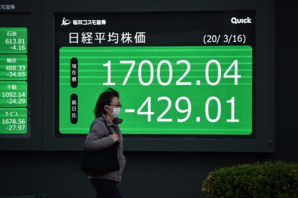 AFP Un écran des cours de bourse dans les rues de Tokyo, le 16 mars 2020 © AFP - Kazuhiro NOGI