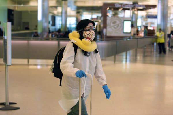 AFP Une voyageuse à l'aéroport de Los Angeles, le 16 mars 2020 © AFP - Agustin PAULLIER