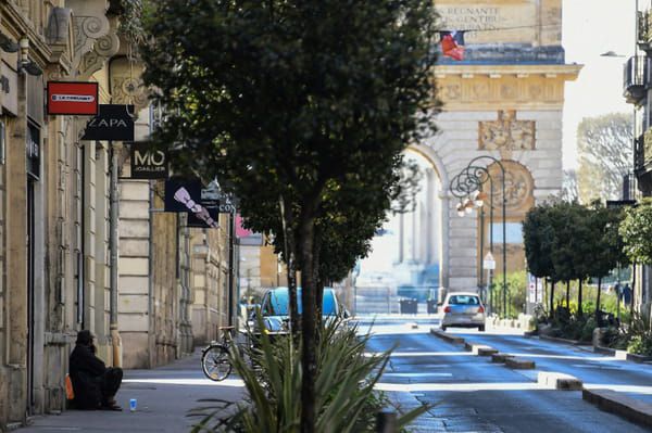 AFP Une personne sans-abri sur un boulevard déserté de Montpellier, le 18 mars 2020 © AFP - Sylvain THOMAS
