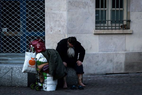 AFP Une personne sans-abri dans une rue de Paris le 17 mars 2020 © AFP - JOEL SAGET