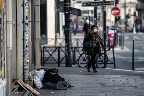 AFP Une personne sans-abri dans les rues de Paris, le 17 mars 2020 © AFP - Martin BUREAU