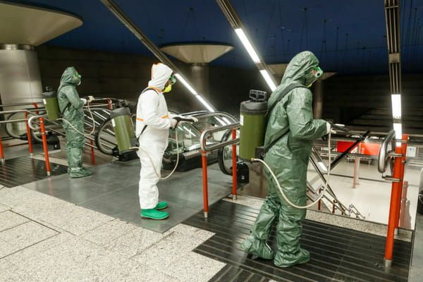 Désinfection d'une station de métro à Madrid, le 20 mars 2020 © AFP - BALDESCA SAMPER