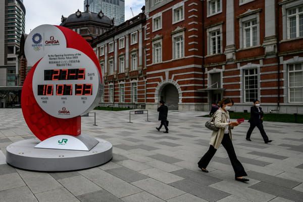 Une horloge indique la durée avant le début des Jeux de Tokyo, le 27 mars 2020 © AFP - Philip FONG