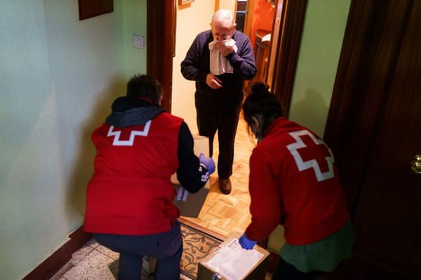 Des volontaires de la Croix-Rouge apportent des paniers de provisions aux personnes âgées ou en situation de pauvreté, à Burgos, dans le nord de l'Espagne, le 26 mars 2020 © AFP - CESAR MANSO