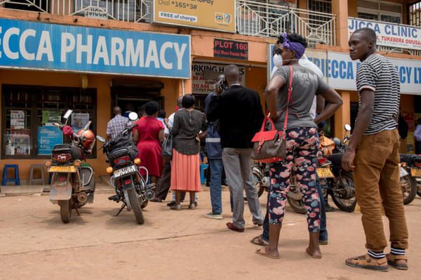 Longue queue devant une pharmacie à Kampala, le 26 mars 2020 © AFP - Badru KATUMBA