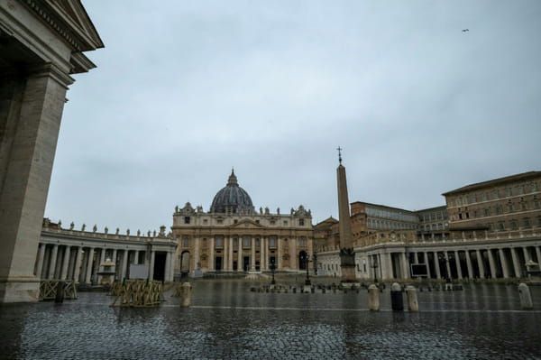 Vue générale de la place Saint-Pierre au Vatican, fermée et désertée à cause du coronavirus, le 26 mars 2020 © AFP - Andreas SOLARO