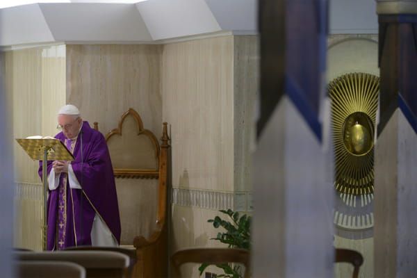 Photo prise et diffusée le 27 mars 2020 par le service de presse du Vatican montrant le pape François priant lors d'une messe matinale célébrée dans la chapelle de la Maison Sainte-Marthe © VATICAN MEDIA - Handout