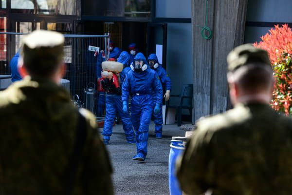 L'entrée d'une maison de retraite où 35 personnes sont mortes contaminées par le Covid-19, le 28 mars 2020 à Albino, en Italie © AFP - Piero CRUCIATTI