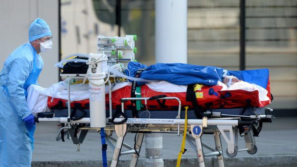 Un malade du Covid-19 arrive à Angers après un transfert par TGV médicalisé depuis l'est de la France le 26 mars 2020 © AFP - JEAN-FRANCOIS MONIER