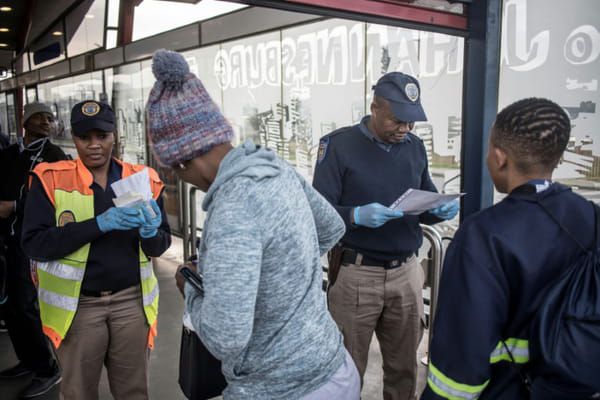 Contrôle d'identité à Johannesburg dans le quartier de Soweto, le 27 mars 2020 pour vérifier les autorisations alors que l'Afrique du sud est confinée © AFP - MARCO LONGARI