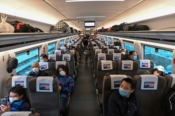 Des voyageurs portant un masque de protection contre le coronavirus dans un train à destination de Wuhan, le 28 mars 2020 © AFP - Hector RETAMAL