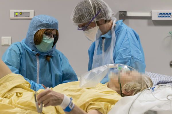 Du personnel soignant s'occupe d'une personne atteinte du Covid-19, à l'hôpital Louis Pasteur de Colmar, le 26 mars 2020 © AFP - SEBASTIEN BOZON