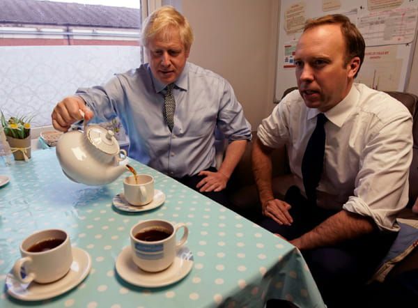 Le secrétaire britannique à la Santé Matt Hancock et Boris Johnson sur une capture vidéo du Parlement britannique, à Londres le 25 mars 2020 © POOL - Christopher Furlong