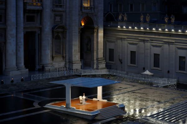 Le pape François préside une prière seul devant la place Saint-pierre déserte, le 27 mars 2020 au Vatican © POOL - YARA NARDI