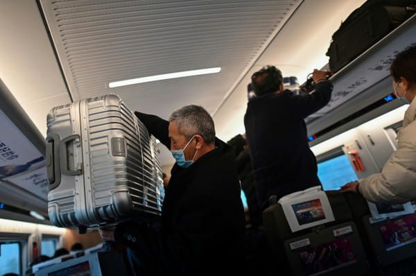Des voyageurs portant des masques de protection contre le coronavirus montent dans un train à destination de Wuhan, le 28 mars 2020 à Shanghai © AFP - Hector RETAMAL