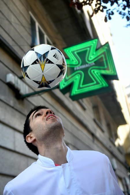 Toni Dovale devant la pharmacie où il travaille, le 26 mars 2020 à La Corogne © AFP - MIGUEL RIOPA
