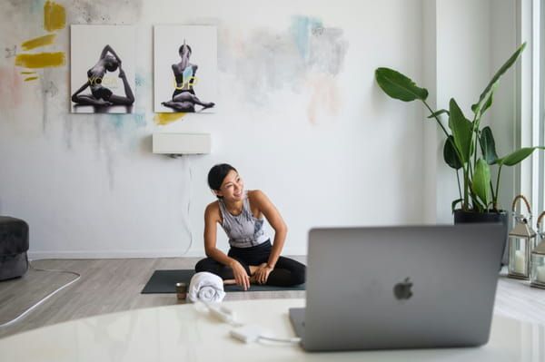 Chaukei Ngai, fondatrice de YogaUP, termine un cours via Zoom le 30 mars © AFP - Anthony WALLACE