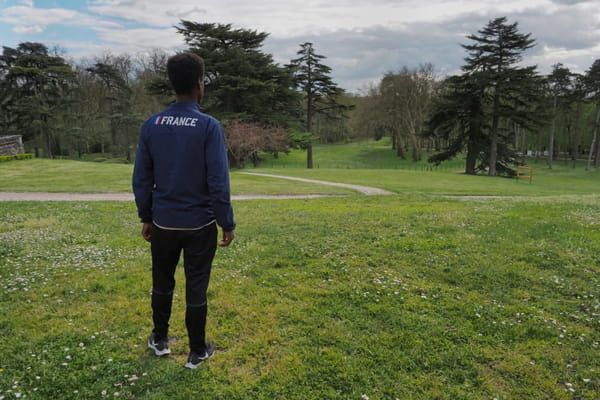 Le coureur français Yosi Goasdoué a été sacré champion de France du semi-maraton en 2015. Il s'entraîne actuellement dans le parc du château de La Bourdaisière, à Montlouis-sur-Loire. La photo a été prise le 3 avril. © AFP - GUILLAUME SOUVANT