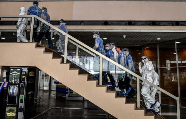 Des membres du personnel aéroportuaire équipés de combinaisons de protection et de masques à l'aéroport Sheremetyevo de Moscou, le 4 avril 2020 © AFP - Yuri KADOBNOV