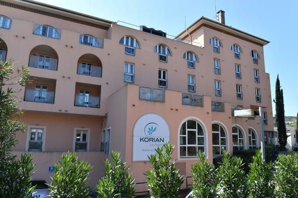  L'EPHAD "La Riviera" à Mougins où 29 résidents sont morts sur 110 victimes du Covid-19 © AFP - YANN COATSALIOU