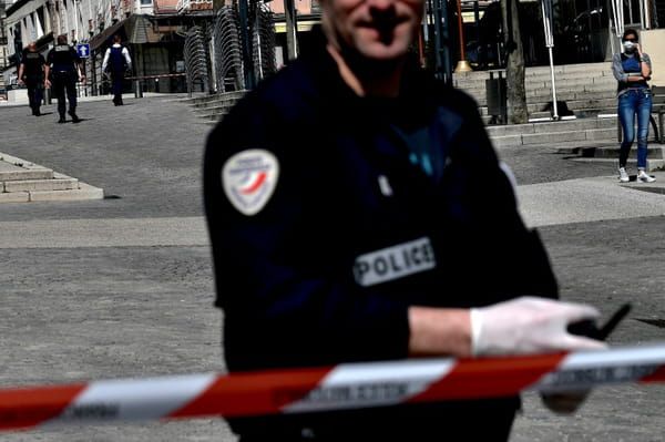 Un policier dans le centre de Romans-sur-Isère, le 4 avril 2020 après une attaque au couteau © AFP - JEFF PACHOUD