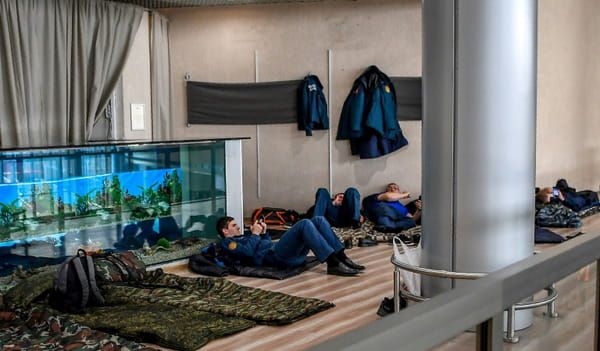 Des passagers à l'aéroport Sheremetyevo de Moscou s'apprêtent à être rapatriés dans leur pays, le 4 avril 2020 © AFP - Yuri KADOBNOV