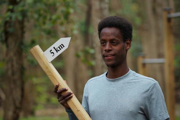 Le coureur de semi-marathon Yosi Goasdoué pose dans le parc du château de La Bourdaisière, où il s'entraîne pendant le confinement. Photo réalisée le 3 avril 2020, à Montlouis-sur-Loire. © AFP - GUILLAUME SOUVANT