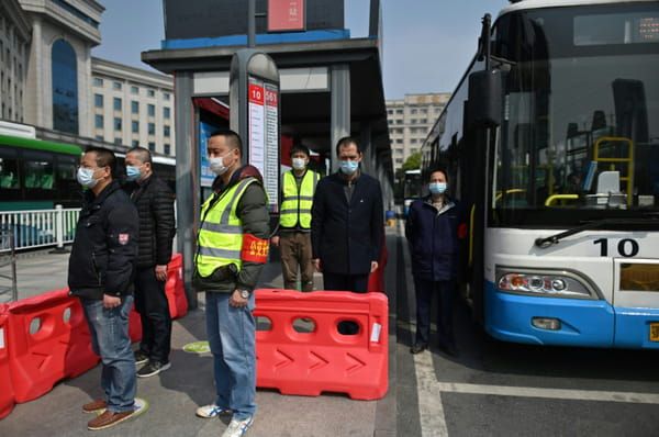 Des personnes se recueillent à Wuhan en Chine, le 4 avril 2020 © AFP - HECTOR RETAMAL