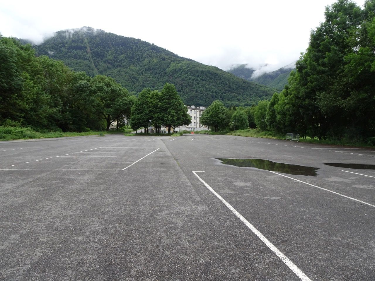 Bien vide le parking des camping-car...