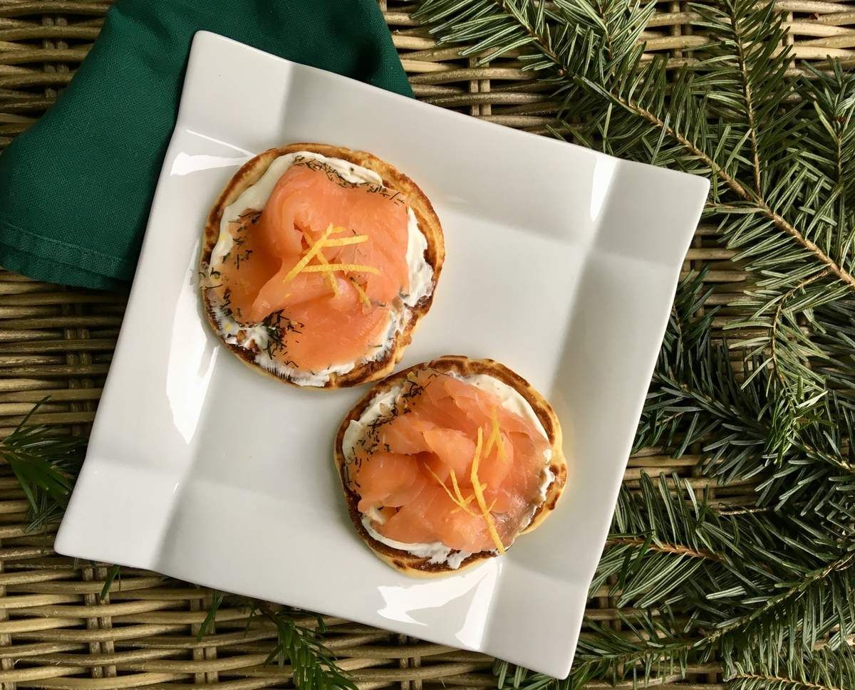 Blinis de saumon fumé , crème citronnée.