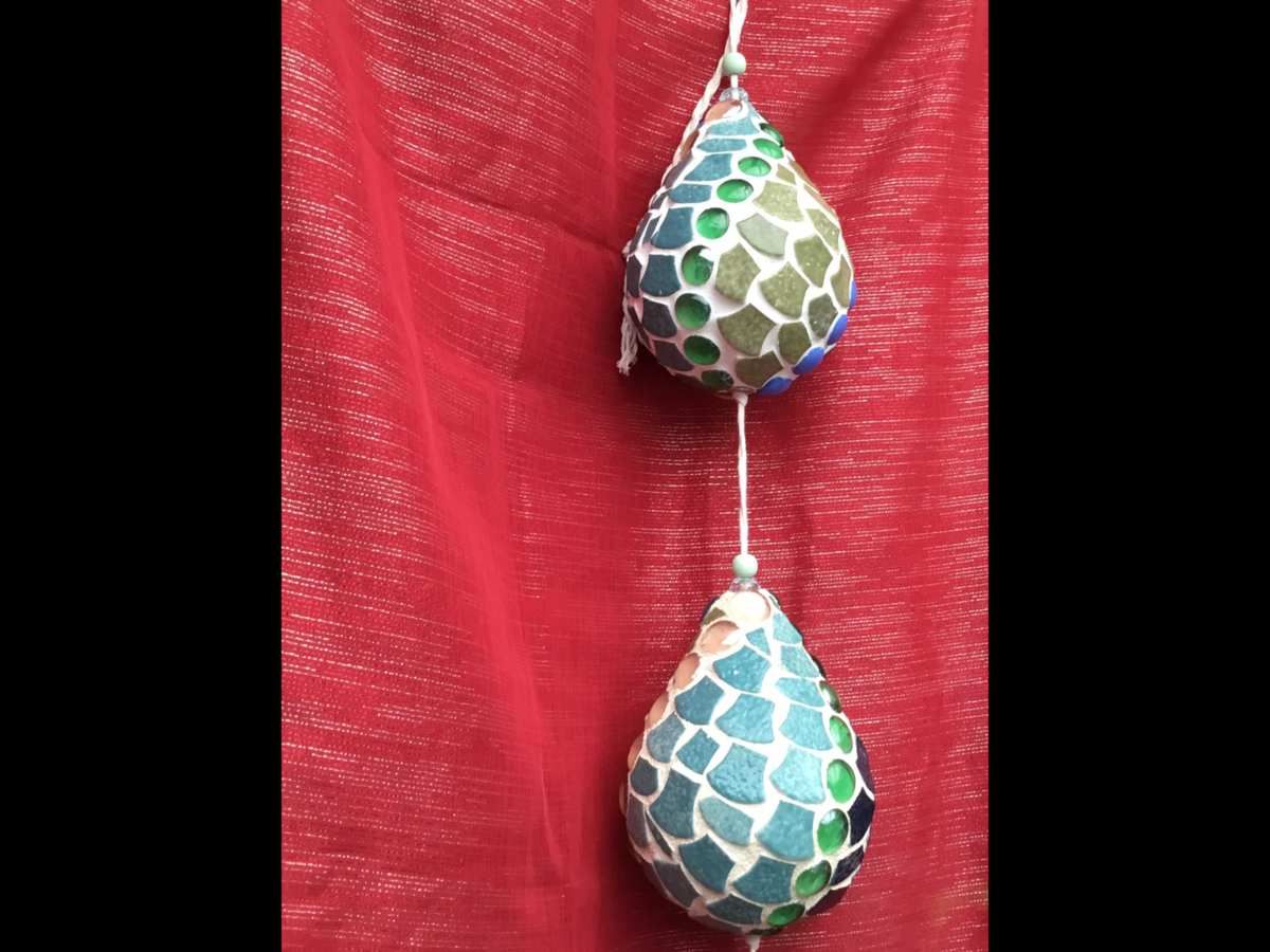 Guirlande de 7 gouttes en mosaïque d’emaux De Briare et billes de verre. Environ 20 cm chacune..