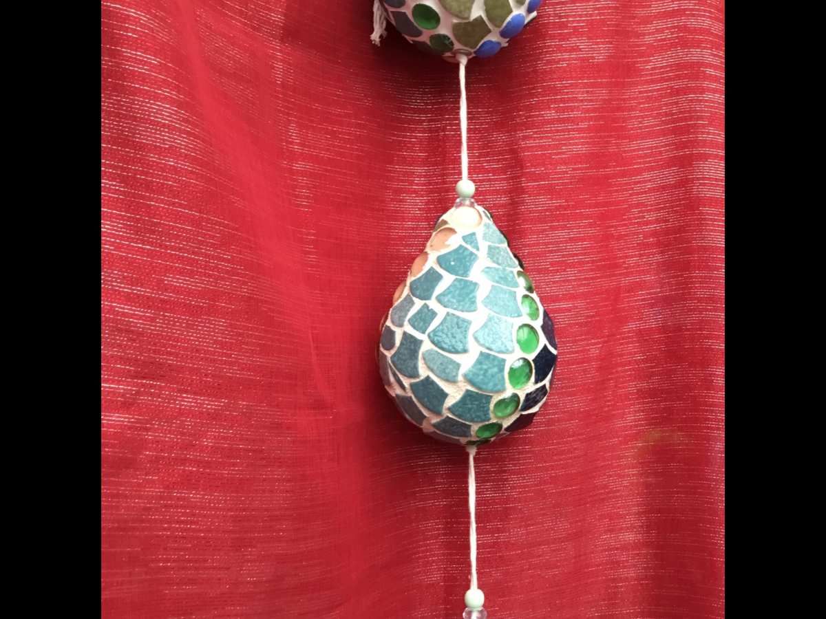 Guirlande de 7 gouttes en mosaïque d’emaux De Briare et billes de verre. Environ 20 cm chacune..