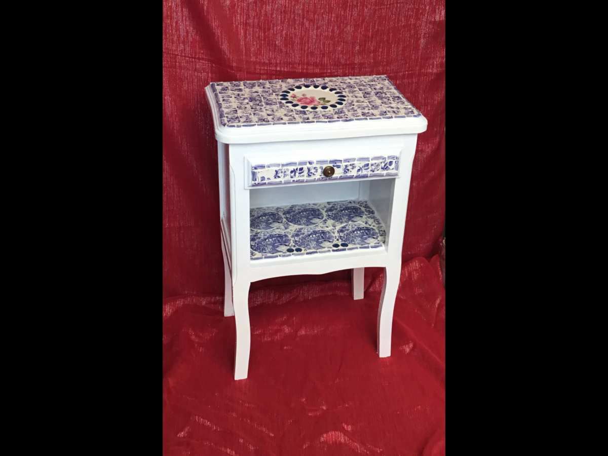 Petit meuble de chevet relooké en mosaïque de vaisselle style anglais. Médaillon rose en faïence ancienne de gien.  66 x45x28 cm.