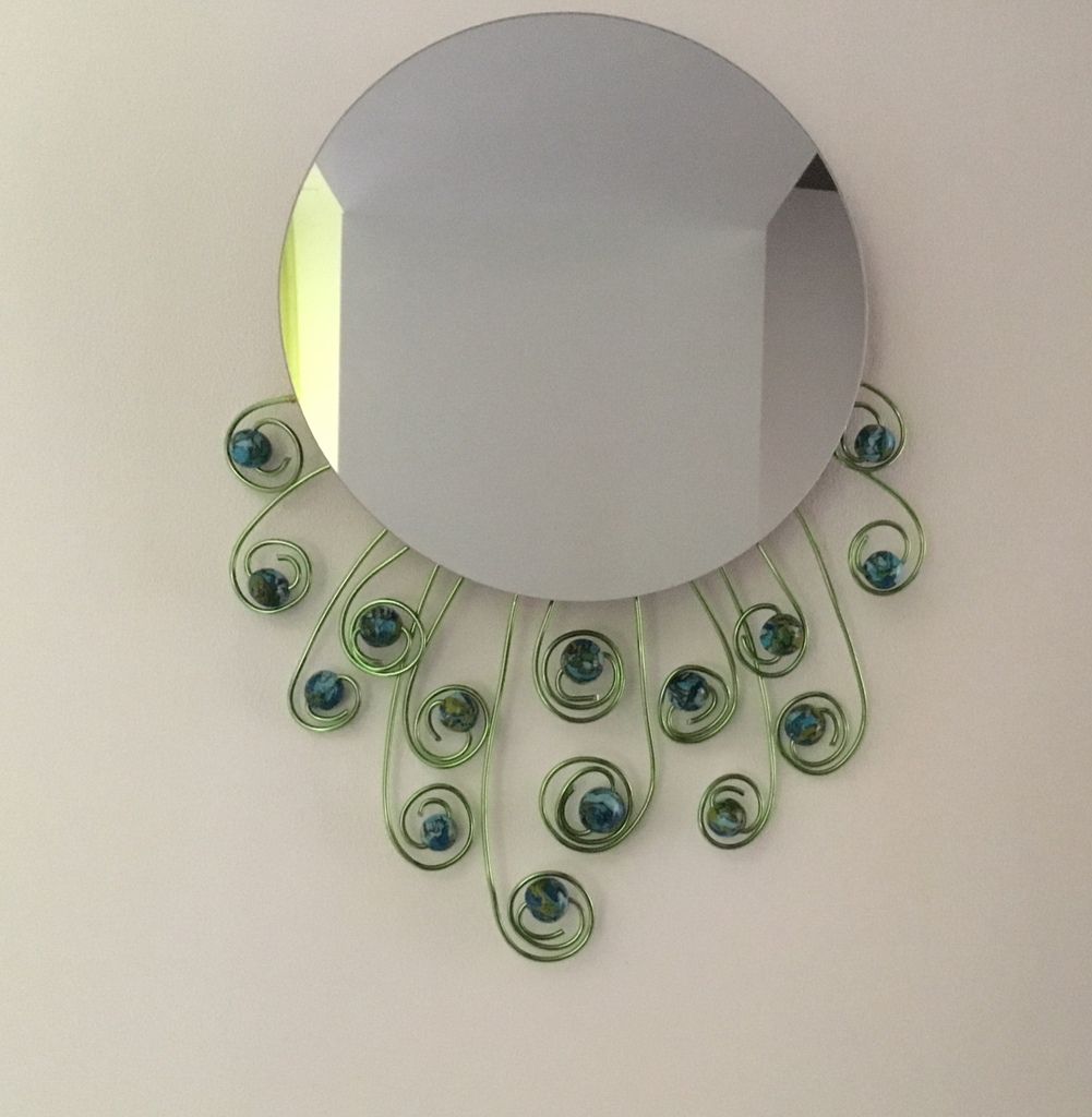 Sur commande. Miroir de 20 cm de diamètre, orné de fil d’aluminium vert et de perles en pâte polymère vert/ bleu ( fabrication artisanale).