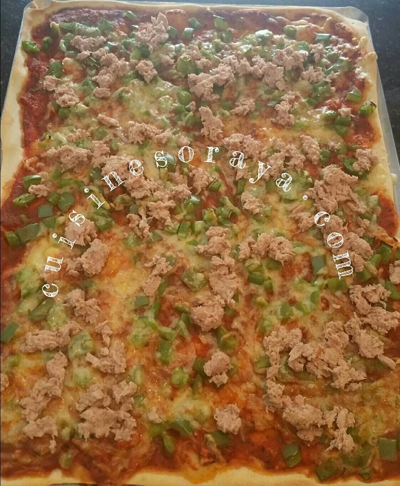 Pizza maison 3 fromages et pizza thon, poivrons