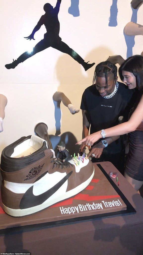 Dans La Fete D Anniversaire De Travis Scott Kylie Jenner Embrasse Passionnement Son Beau Pere Tandis Que Le Couple Se Fait Tatouer Et Que Le Rappeur Coupe Le Gateau Geant De L Entraineur Nike A
