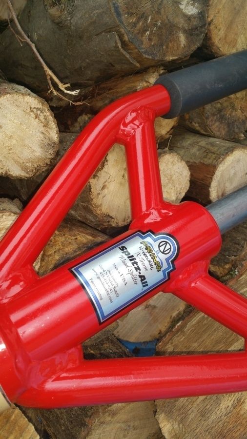 Outil revolutionnaire pour fendre les buches de bois en bois de chauffage : le SPLITZ ALL de GOOD N USEFULL - made in USA - vente dans le monde entier