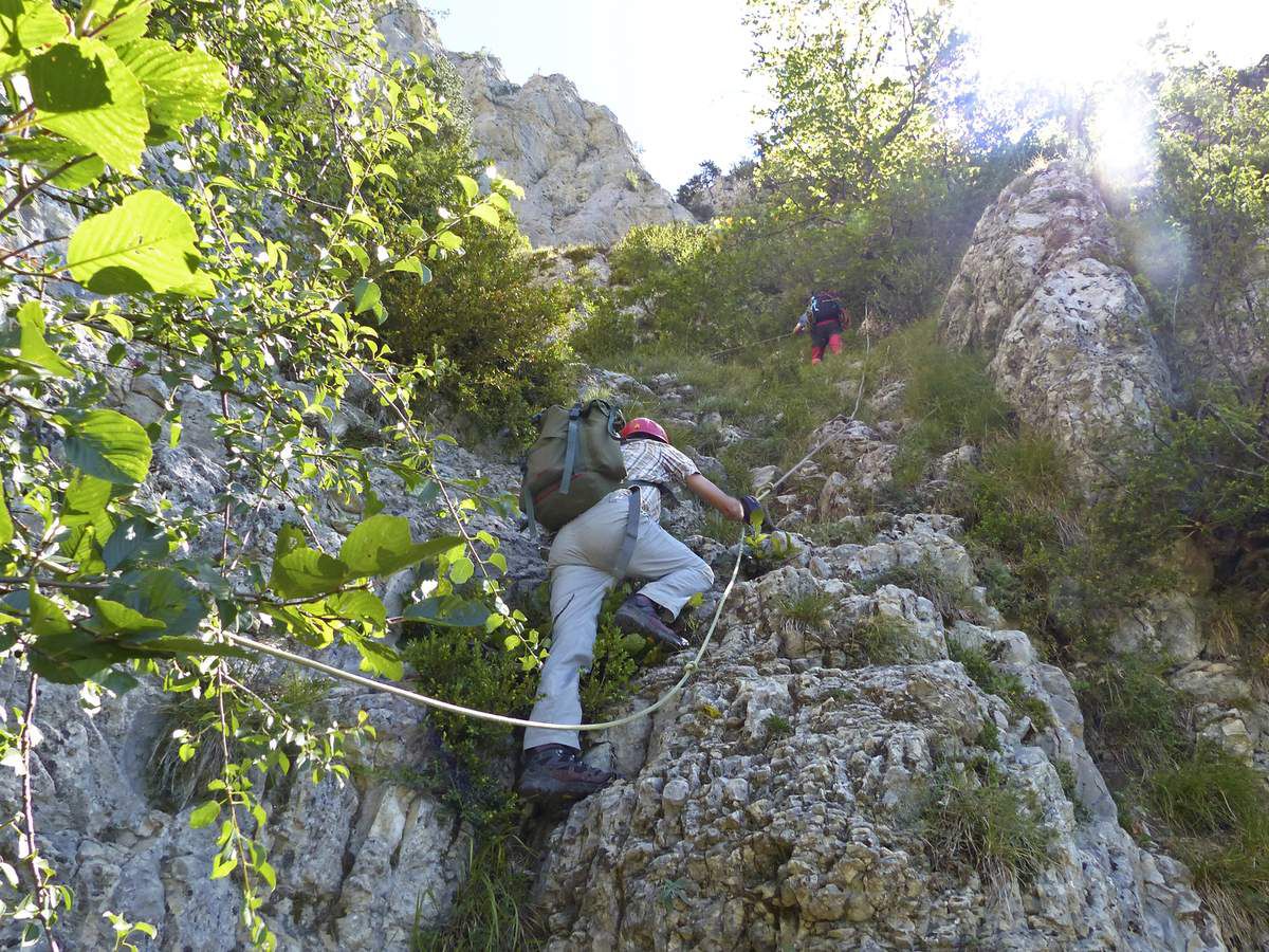 La grimpette le long des cordes fixes du pas de la Luerte (photo by L. Jacquet).