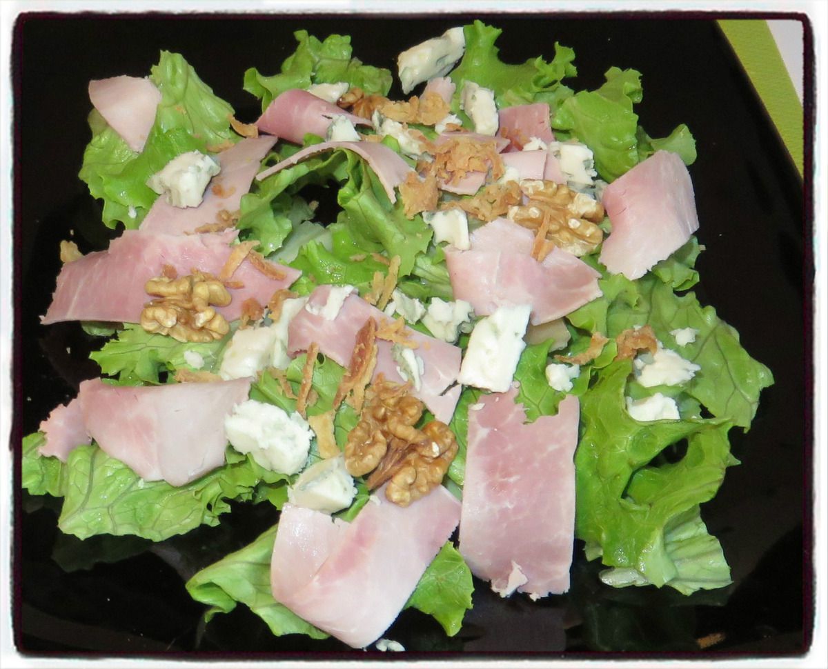 Salade au jambon et au roquefort
