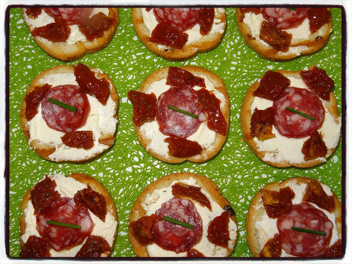 Toasts de saucisson et tomates séchées