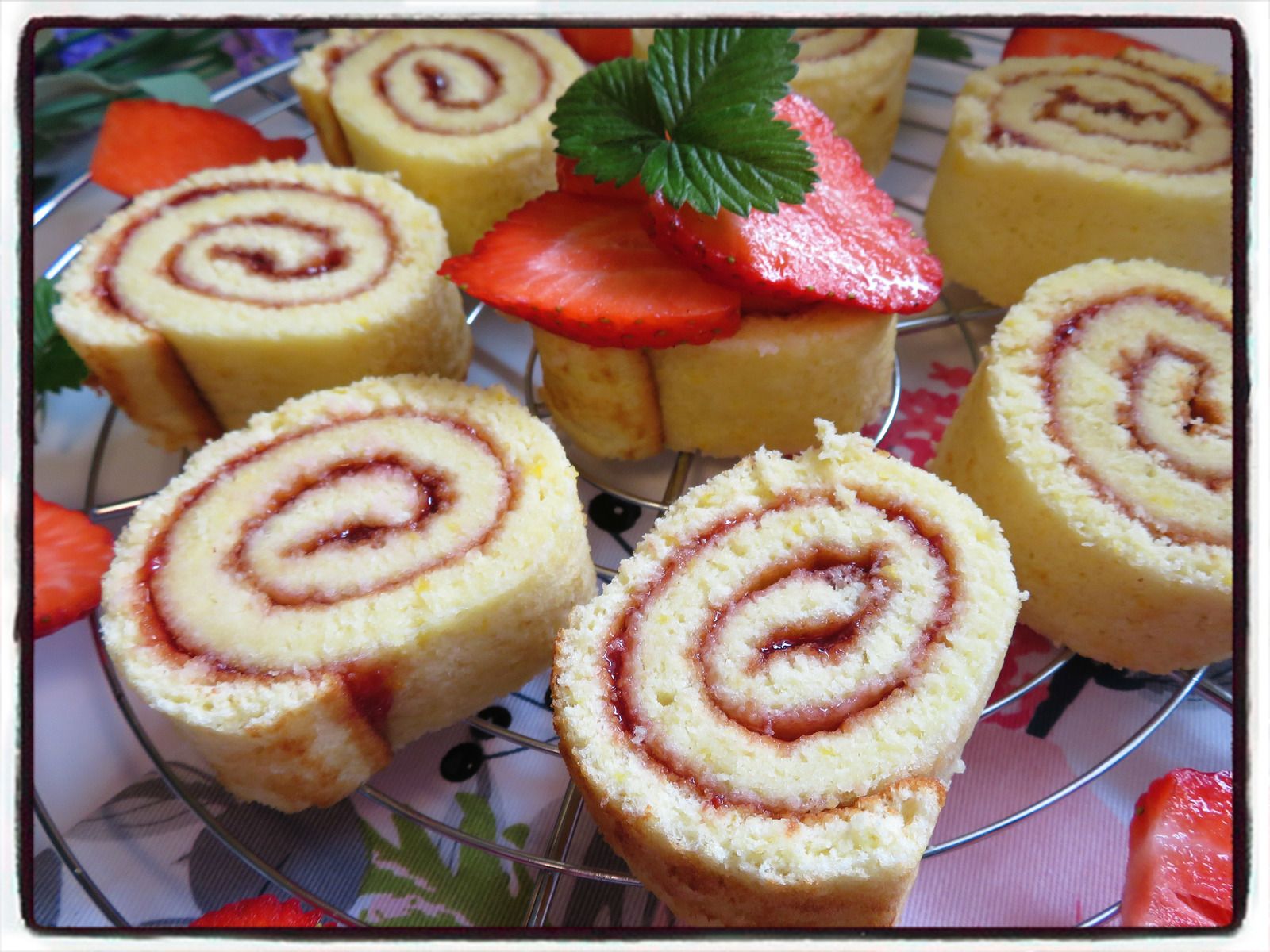 Gâteau roulé à la fraise - Recettes faciles - Les gâteaux de Stéph