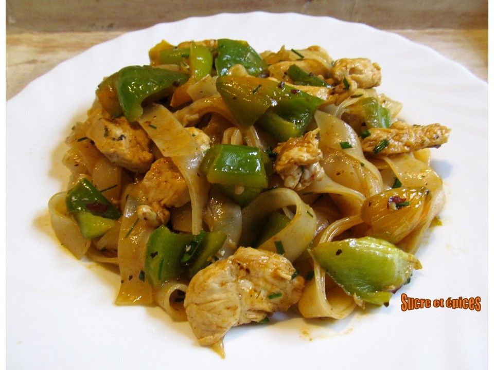 Nouilles thaïlandaises au poulet et au poivron