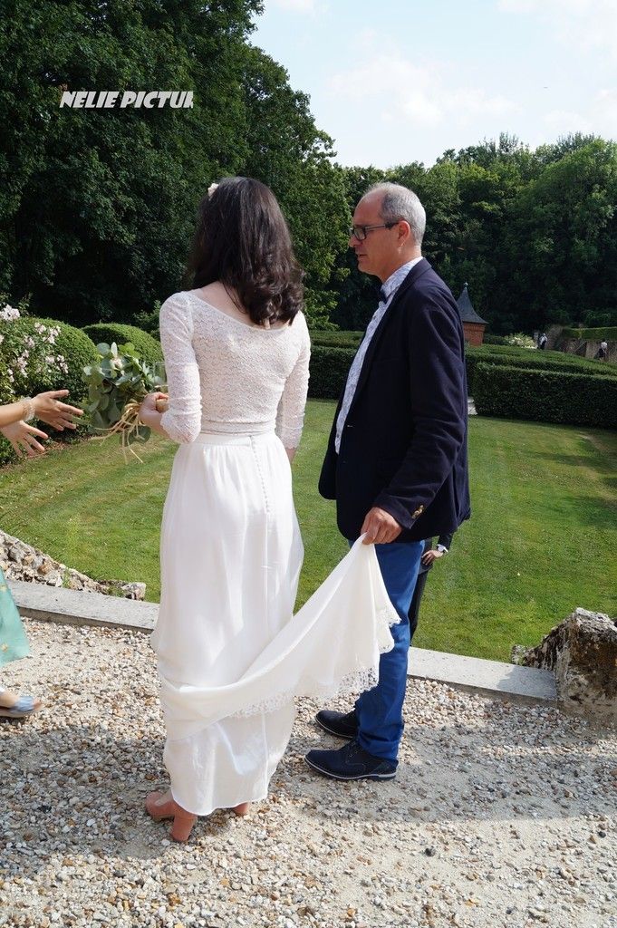jour de fête , notre fille aînée avec son papa qui tiens sa traîne avec amour