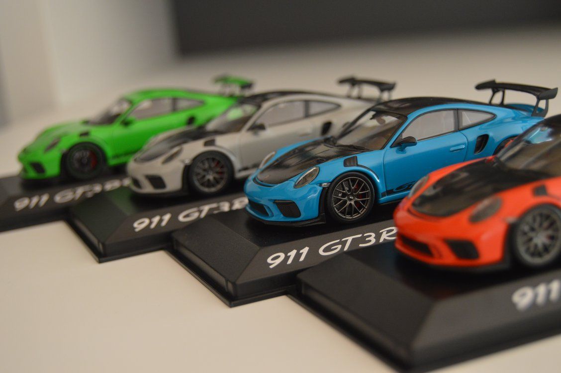 La nouvelle Porsche 911 991 GT3 RS restylee deja a l echelle 1 43 Mini PDLV