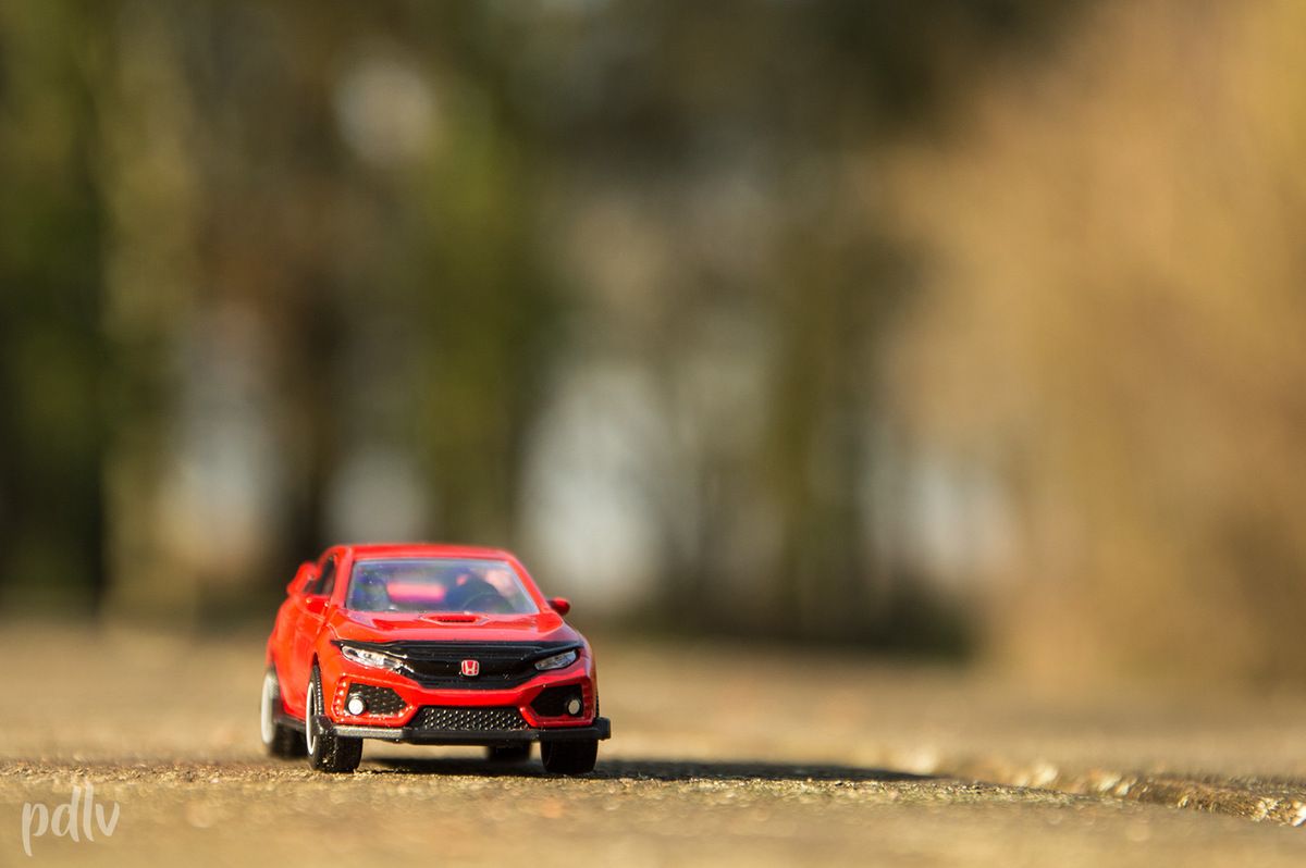 L'avant est très réaliste, avec ce grand masque noir qui s'étend jusqu'aux phares.