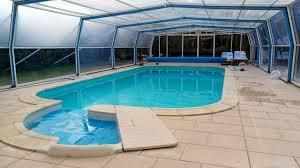 installer un abri de piscine pour preserver lespace