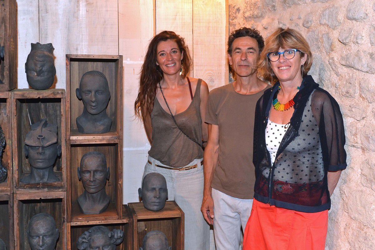 Photo AC  Manuel Serrano entouré de l'organisatrice Saskia Van Rooijen  et de Mariane DOMEIZEL adjointe à la culture de la Tour d'Aigues 