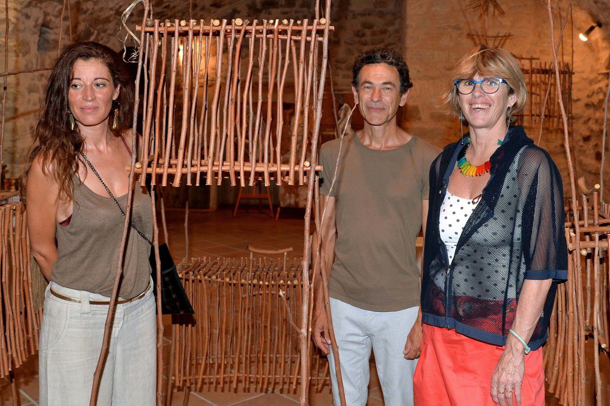 Photo AC  Manuel Serrano entouré de l'organisatrice Saskia Van Rooijen  et de Mariane DOMEIZEL adjointe à la culture de la Tour d'Aigues 