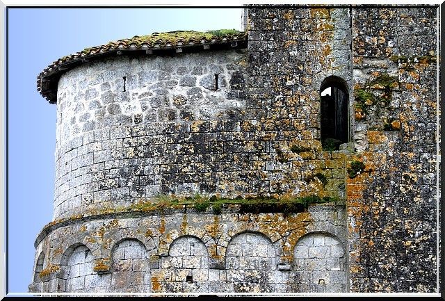 Diaporama église fortifiée de SAINT HILAIRE de LUSIGNAN Château